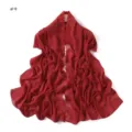 Dettaglio sciarpa chiffon rosso con ricamo floreale, elegante coprispalle da donna. - Stile #9