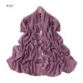 Vista dettagliata della elegante sciarpa in chiffon viola con delicato ricamo floreale. - Stile #10