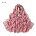 Vista dettagliata della sciarpa floreale ricamata rosa, con delicato ricamo di fiocchi e rose. - Rosa Rosa