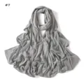 Vista detallada del suave hiyab de jersey liquido en color gris con una hermosa caida fluida. - 180cm / Talla 7