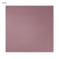 Detailansicht des einfarbigen, glänzenden quadratischen Schals, weiche Stoffstruktur. - Farbe 11