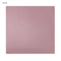 Detailansicht eines einfarbigen rosa Chiffon-Quadratschals, glatter Stoff und weicher Fall. - Farbe 13