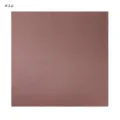 Detailansicht des eleganten einfarbigen Chiffon-Quadratschals in glatter glänzender Optik. - Farbe 16
