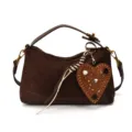Borsa a tracolla marrone in camoscio intrecciato con ciondolo a cuore stile autunnale. - con portachiavi / Caffè