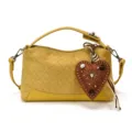 Borsa a mano in pelle intrecciata gialla, elegante tracolla con manico e ciondolo a cuore. - con portachiavi / Giallo