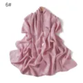 Vista dettagliata della sciarpa in chiffon rosa brillante, con tessuto lucido e drappeggio morbido. - Rosa Bacca