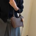 Sac seau tressé marron pour femme, sac à bandoulière élégant et polyvalent avec pendentif. - Avec Pendentif / Café