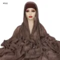 Dettaglio in primo piano della sciarpa hijab lunga stropicciata marrone e cuffia. - Stile 12