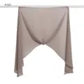 Vue détaillée du foulard en mousseline unie légère montrant une texture douce et un beau drapé. - Kaki Clair