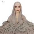 Dettaglio dell'hijab stropicciato con morbida consistenza modal e cappuccio abbinato. - Stile 15