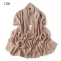 Dettaglio di sciarpa in chiffon lucido, tessuto leggero, elegante scialle da donna. - Mousse al Mocha
