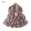 Vista dettagliata della lunga sciarpa in chiffon perlato lucido, elegante consistenza. - Grigio Albicocca
