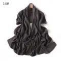 Detailansicht des dunkelgrauen schimmernden Chiffon-Schals, glänzende Stoffstruktur. - Dunkelgrau (#14)