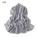 Dettaglio sciarpa in chiffon grigio brillante, tessuto leggero e lucido per donne. - Fumo Verde