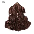 Detalle de bufanda plisada de satén marrón con textura arrugada y elegante brillo de tela. - Café Moca