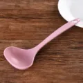 Louche a soupe rose en paille de blé avec long manche et trou de suspension cuisine. - Rose Nordique