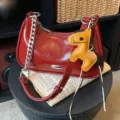 Borsa a spalla elegante in vernice rossa con catena e grazioso ciondolo a cavallo da donna - Standard / Rosso con Pendente