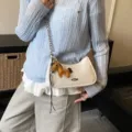 Borsa a tracolla in pelle bianca con cinturino a catena e ciondolo a cavallo in variante. - Standard / Beige Con Ciondolo