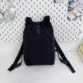 Unisex zwarte lichtgewicht rugzak voor buitenreizen, minimalistisch dagelijks design. - Zwart