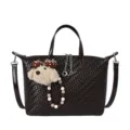 Borsa a mano intrecciata marrone chic con ciondolo peluche cucciolo, borsa a tracolla. - con portachiavi / Caffè