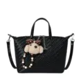 Borsa a sacco intrecciata nera da donna, elegante borsa da giorno con ciondolo a forma di cagnolino. - con portachiavi / Nero