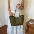 Borsa a spalla intrecciata verde da donna, elegante borsa casual con manici superiori e design chic. - Verde