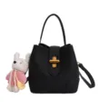 Schwarze Damen Mode Eimer Handtasche mit Henkel, Umhängeriemen und süßem Kaninchenanhänger. - Mit Anhänger / Schwarz