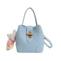 Hellblaue Leder-Eimer Tasche mit Griff, Retro-Metallschnalle und süßem Strick-Tieranhänger. - Mit Anhänger / Blau