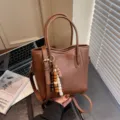 Vintag braune PU Leder Handtasche für Damen, stilvolle Pendler Umhängetasche mit Anhänger. - Braun