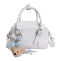 Sac à main Boston blanc avec joli porte-clés en peluche d'ours, sac bandoulière en cuir PU. - Blanc