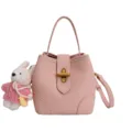 Rosa Leder Eimer Tasche mit Griff und Kaninchen Anhänger, stilvoll und chic - Mit Anhänger / Rosa