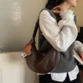 Borsa a tracolla mezza luna in pelle marrone retrò, grande borsa hobo casual chic. - con portachiavi / Caffè