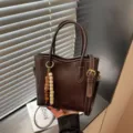 Braune Damen Retro Handtasche, elegante Umhängetasche für Damen mit schönem Design. - Kaffee
