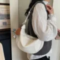 Borsa a tracolla bianca retrò da donna, elegante borsa hobo con ciondolo in peluche. - con portachiavi / Bianco avorio