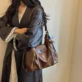 Borsa a tracolla in pelle marrone da donna grande capacità shopper casual design elegante - con portachiavi / Marrone