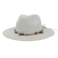Detail opname van witte strohoed met schelp- en kralenband voor de strandvakantie. - Wit