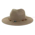 Gedetailleerd overzicht van khaki stro fedora hoed met decoratief kralen schelpentouw. - Oudroze