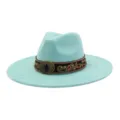 Detalle de sombrero fedora de ante turquesa, con banda étnica bordada y hebilla metálica. - 58cm / Verde menta