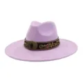 Detalle del sombrero de fieltro morado con banda de patrón étnico y hebilla vintage. - 58cm / Lavanda