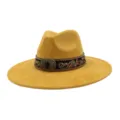 Sombrero de jazz unisex de ante amarillo con ala plana, bordado étnico y hebilla vintage. - 58cm / Amarillo jengibre