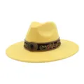 Sombrero de jazz amarillo de ante con ala ancha, banda bordada étnica y hebilla metálica. - 58cm / Amarillo tierno