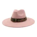 Primer plano del cinturón de bordado étnico y la hebilla de metal vintage en el sombrero rosa. - 58cm / Rosa Palo