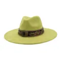 Vista detallada en primer plano del sombrero fedora de ante con banda étnica bordada y hebilla. - 58cm / Verde Aguacate