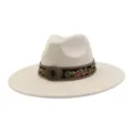 Vista detallada de sombrero fedora de ante con banda étnica bordada para hombre mujer. - 58cm / Beige