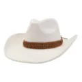 Gros plan détaillé du chapeau de cowboy en faux daim blanc avec sa belle bande en cuir tressé. - 58cm / Crème