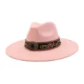 Vista detallada del sombrero fedora de ante rosa con cinta bordada étnica y hebilla metálica. - 58cm / Rosa Palo