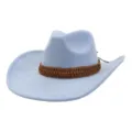 Gros plan sur les details du chapeau de cowboy en daim bleu clair avec bande en cuir. - 58cm / Bleu ciel