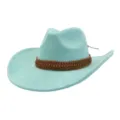 Gros plan du chapeau de cowboy en suédine bleu clair avec détail de bande en cuir tressé marron. - 58cm / Vert menthe