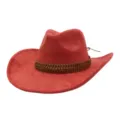 Vue détaillée du chapeau de cowboy en suédine rouge avec un élégant ruban tressé marron. - 58cm / Rouge rouille