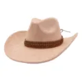 Vue de détail du chapeau de cowboy élégant en suédine avec une bande tressée marron. - 58cm / Champagne